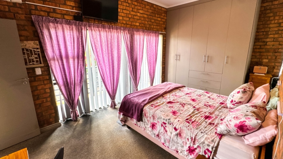 4 Bedroom Property for Sale in Fraaiuitsig Western Cape